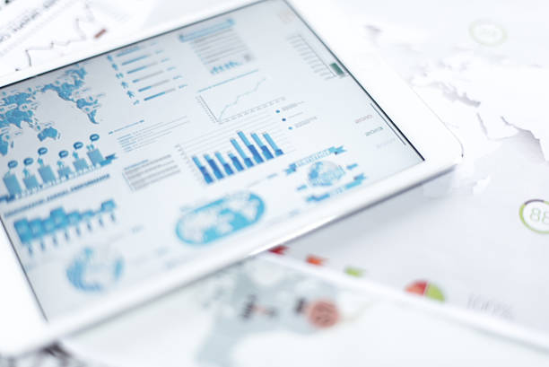 графики и диаграммы - analyzing chart scrutiny planning стоковые фото и изображения