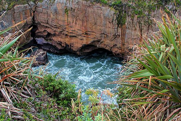 gros plan d'eau entourée de rock - vibrant color summer rock cliff photos et images de collection