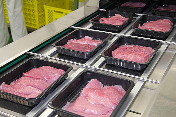 fette di carne di imballaggio - butchers shop meat market pork foto e immagini stock