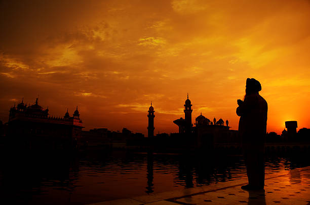 oração no templo sikh de ouro, amritsar - comemoração religiosa - fotografias e filmes do acervo