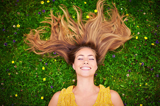 когда вы счастливы день является «good hair day» - hair flower стоковые фото и изображения