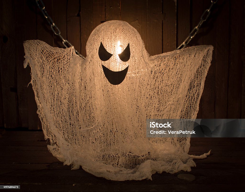 Ghost con vela en la oscuridad - Foto de stock de Fantasma libre de derechos