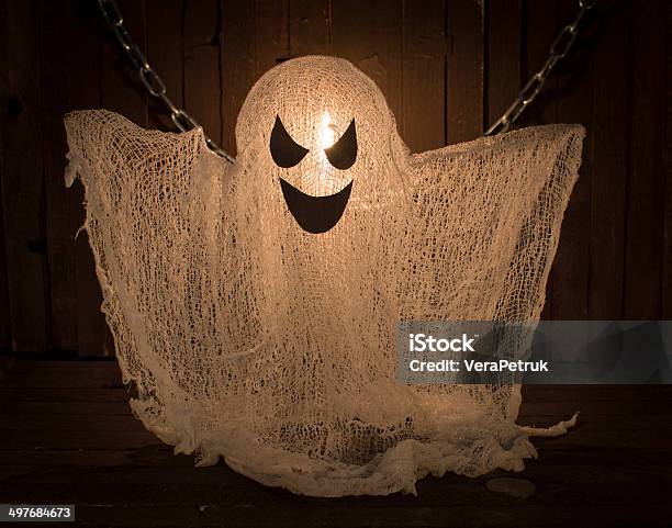 Ghost Con Vela En La Oscuridad Foto de stock y más banco de imágenes de Fantasma - Fantasma, Alegre, Animal