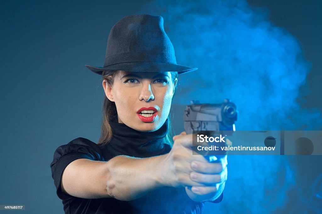 Kobieta z pistoletu - Zbiór zdjęć royalty-free (20-24 lata)