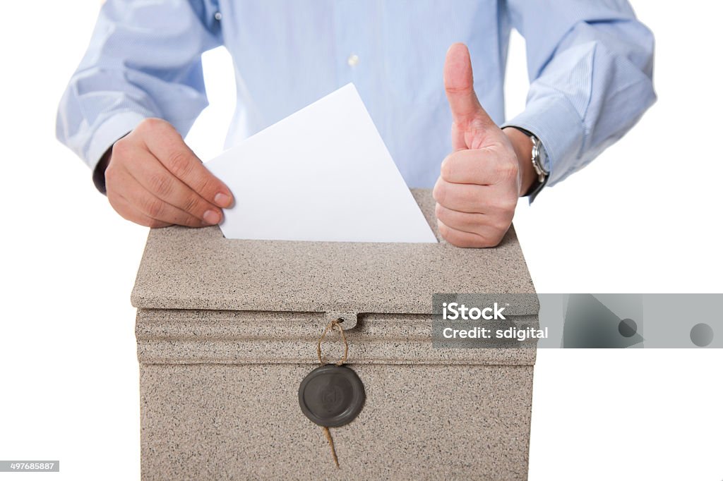 Hombre poniendo carta en el buzón, mostrando pulgar hacia arriba gesto - Foto de stock de Personas libre de derechos
