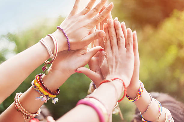 primer plano de las manos - applauding clapping wristband crowd fotografías e imágenes de stock