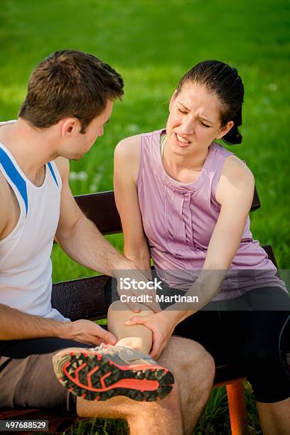 スポーツ傷害脚の女性 - さしこみ痛のストックフォトや画像を多数ご用意 - さしこみ痛, ふくらはぎ, ジョギング