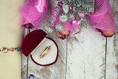ehering-zu-rosen-auf-holz-hintergrund.jpg?b=1&s=170x170&k=20&c=SN8DaogYUkXWK8Mz_a7QqF5xWDEu-ELCvKiQfXdKnaM=