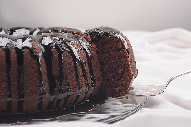 pastel de chocolate - chocolate bundt cake fotografías e imágenes de stock