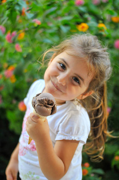 glückliche mädchen mit eis - child chocolate ice cream human mouth stock-fotos und bilder