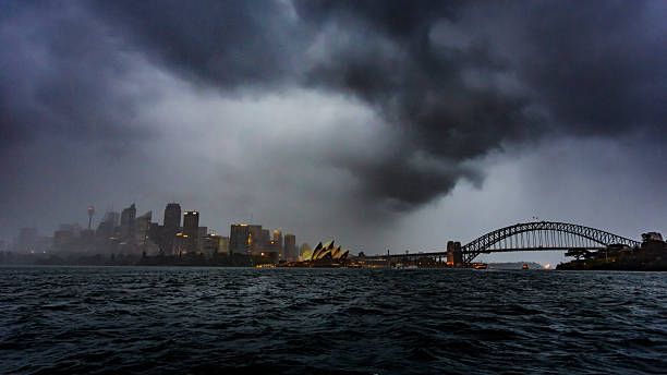 sydney harbour skyline-storm - sydney australia australia sydney opera house skyline stock-fotos und bilder