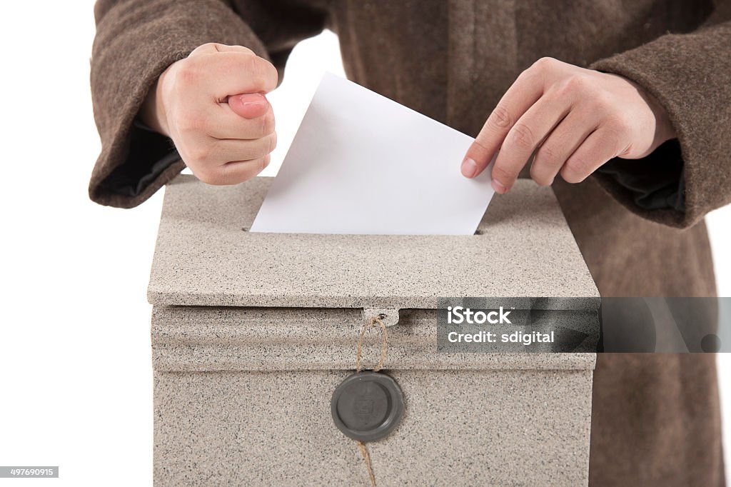 Arbeiter putting Buchstabe im Briefkasten, mit Feigen-Schild - Lizenzfrei Allgemeine Wahlen Stock-Foto