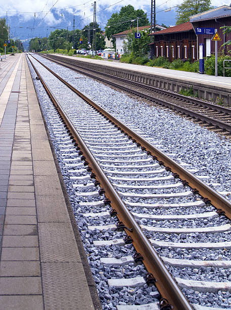 deutscher bahnhof mit gleis - bahnreise foto e immagini stock