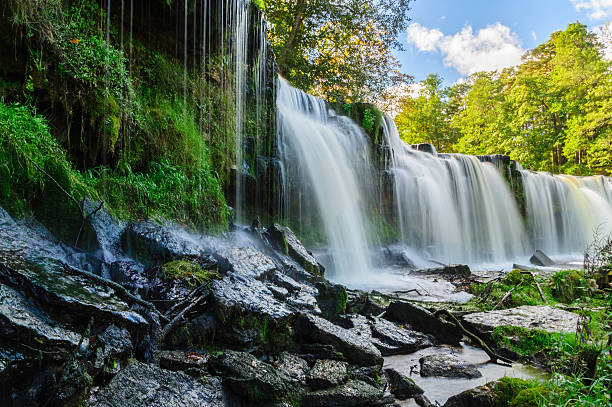 wasser entlang von keila-joa wasserfall, estland - waterfall rapid landscape woods stock-fotos und bilder