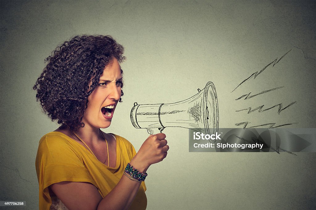 Crier en colère jeune femme tenant porte-voix - Photo de Discours libre de droits