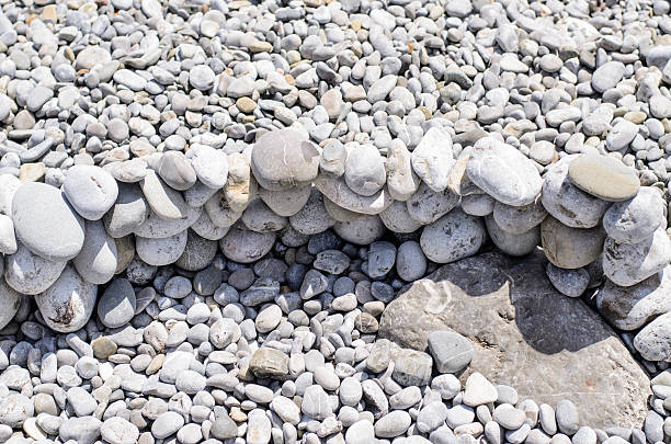 parede de pedra em pebble beach - stacking stone rock full imagens e fotografias de stock