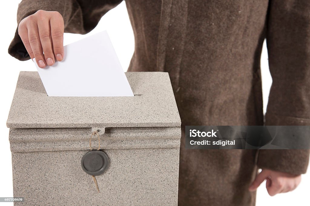 Человек, делая письма в адрес эл. почты - Стоковые фото 1970-1979 роялти-фри