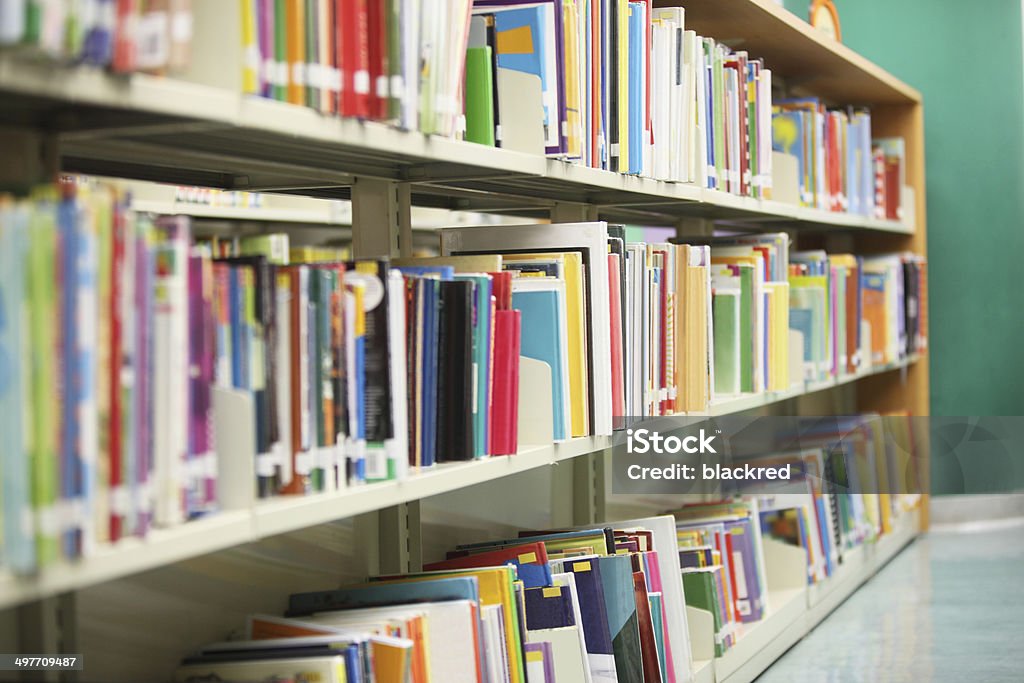 Bunte Bücher im Bücherregal in Bibliothek - Lizenzfrei Bilderbuch - Illustrationen Stock-Foto