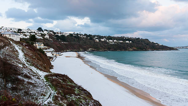 carbis bay beach con la nieve cerca de st. ives en cornwall - st ives fotografías e imágenes de stock