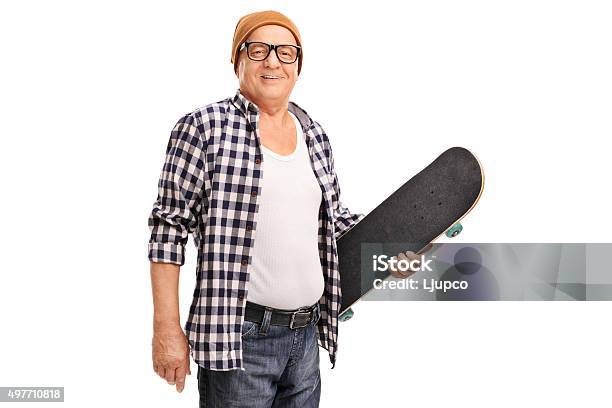 Senior Hipster Mit Einem Skateboard Stockfoto und mehr Bilder von Jung geblieben - Jung geblieben, Männer, 60-69 Jahre