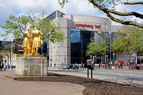 statue und symphony hall, dem birmingham. - international convention center stock-fotos und bilder