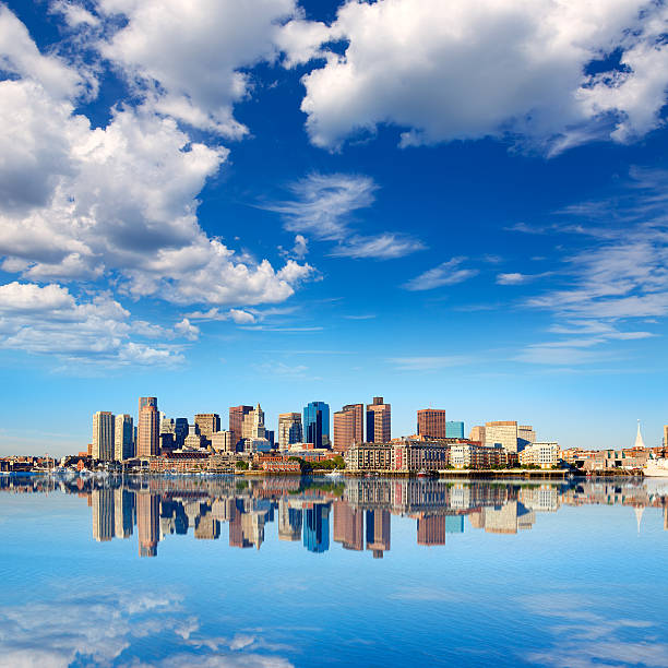 horizonte de boston com rio sol massachusetts - boston urban scene skyline skyscraper imagens e fotografias de stock