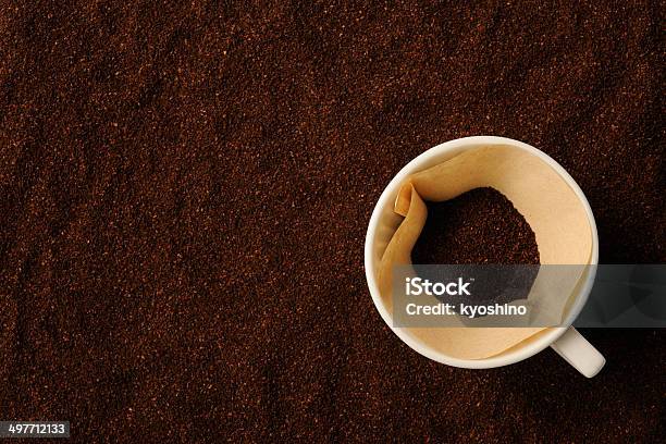 新しいコーヒーフィルタに挽いたコーヒー豆コピースペース付き - コーヒーのストックフォトや画像を多数ご用意 - コーヒー, コーヒー栽培, コーヒーフィルター