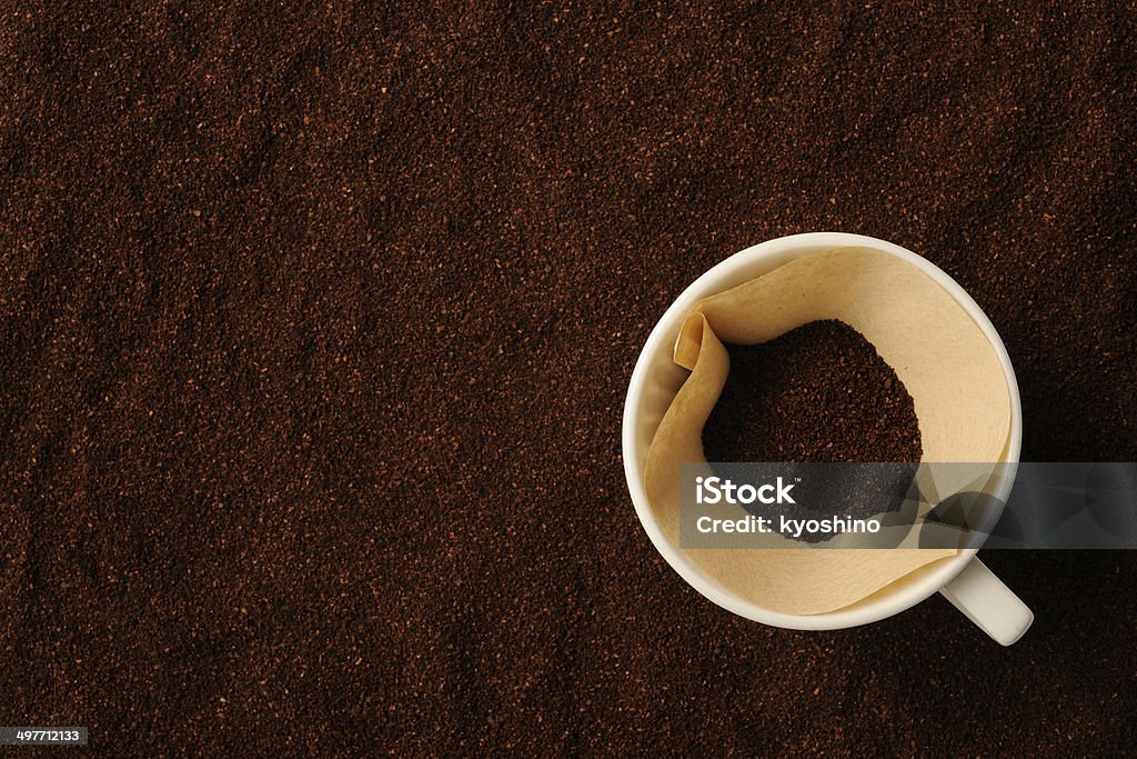 Novo filtro de café com grãos de café de térreo, com espaço para texto - Foto de stock de Café - Bebida royalty-free