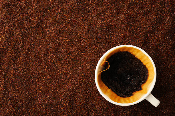 использовать фильтр для кофе на кофейных зерен кофе с местом для копии - coffee nobody macro directly above стоковые фото и изображения