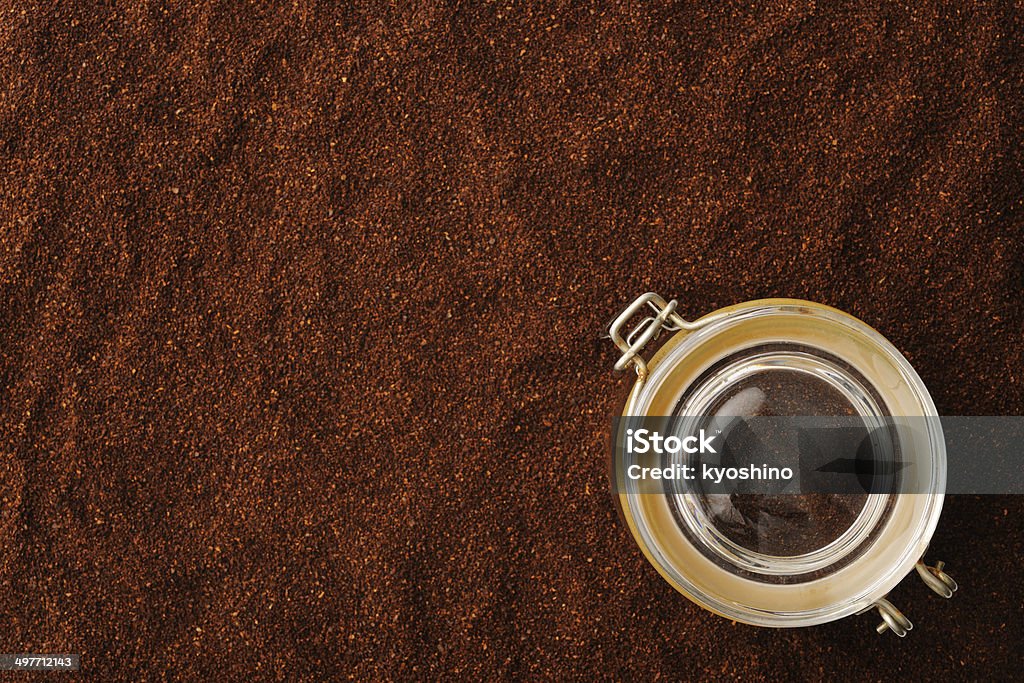 コーヒーコンテイナーに挽いたコーヒー豆 - お茶の時間のロイヤリティフリーストックフォト