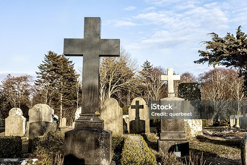 Kirche mit Friedhof graves - Lizenzfrei Abgestorbene Pflanze Stock-Foto