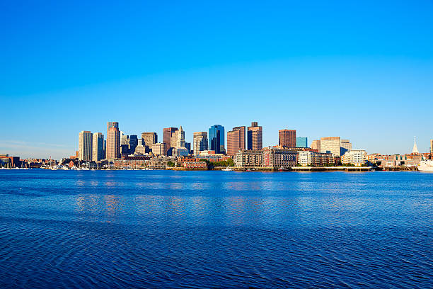 panorama de boston et la lumière du soleil dans le massachusetts - boston skyline charles river blue photos et images de collection