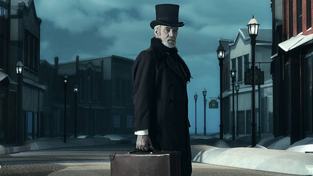 dickens scrooge homme dans la vieille ville de winter street. tenant une valise. - scrooge photos et images de collection