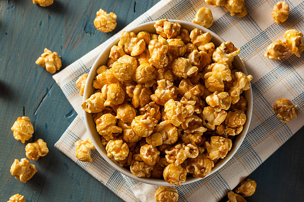 or au caramel fait maison avec pop-corn - caramel corn photos et images de collection