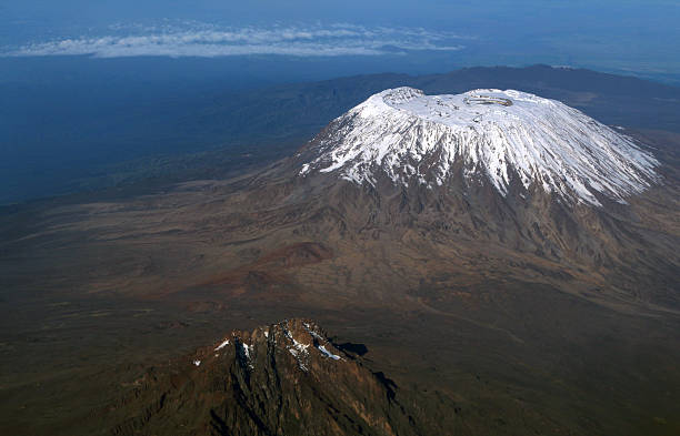 mont kilimandjaro: plus haut sommet de l'afrique, tanzanie - uhuru peak photos et images de collection