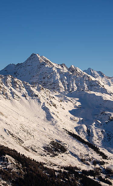 verbier narciarskich - mountain valley european alps shade zdjęcia i obrazy z banku zdjęć