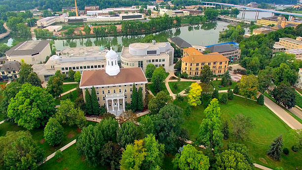 вид с воздуха на красивый college campus - kansas стоковые фото и изображения