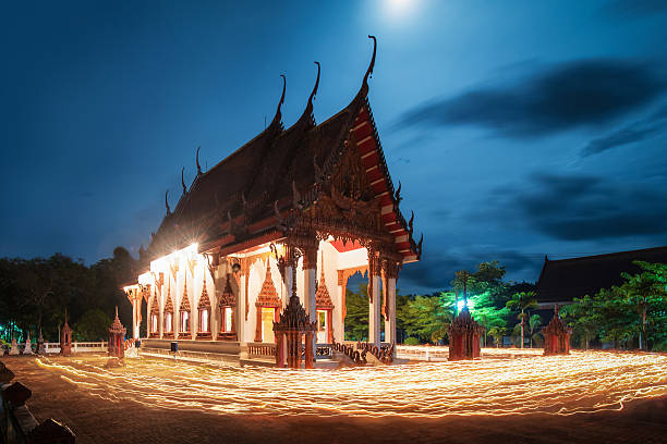 camine con iluminado con velas en las manos alrededor de un templo - buddhist puja fotografías e imágenes de stock