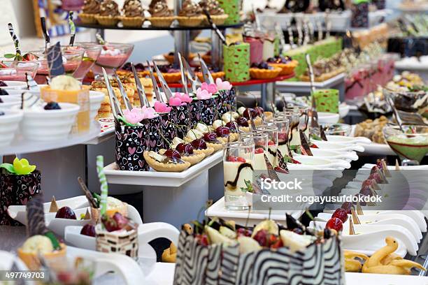 Luxo Buffet - Fotografias de stock e mais imagens de Buffet - Buffet, Elegância, Assado no Forno