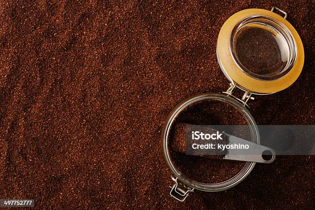 オープンのコーヒーコンテイナーに挽いたコーヒー豆コピースペース付き - お茶の時間のストックフォトや画像を多数ご用意 - お茶の時間, ちょうつがい, カフェイン