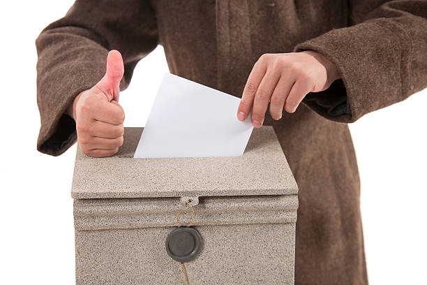 человек, делая письмо в адрес, показывая пальцем вверх жест - named postal service стоковые фото и изображения