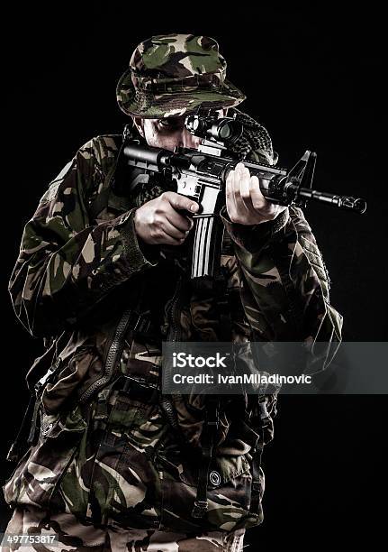 Fuerzas Armadas Foto de stock y más banco de imágenes de A prueba de balas - A prueba de balas, Adulto, Amenazas