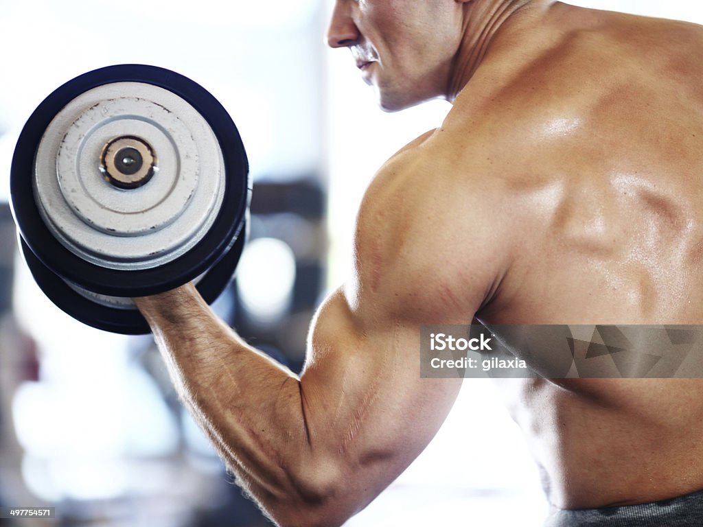 Gewichtstraining. - Lizenzfrei Seitenansicht Stock-Foto