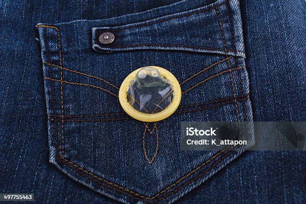 Variedade De Preservativos Em Azul Jeans Bolso - Fotografias de stock e mais imagens de Adolescência - Adolescência, Adulto, Amor
