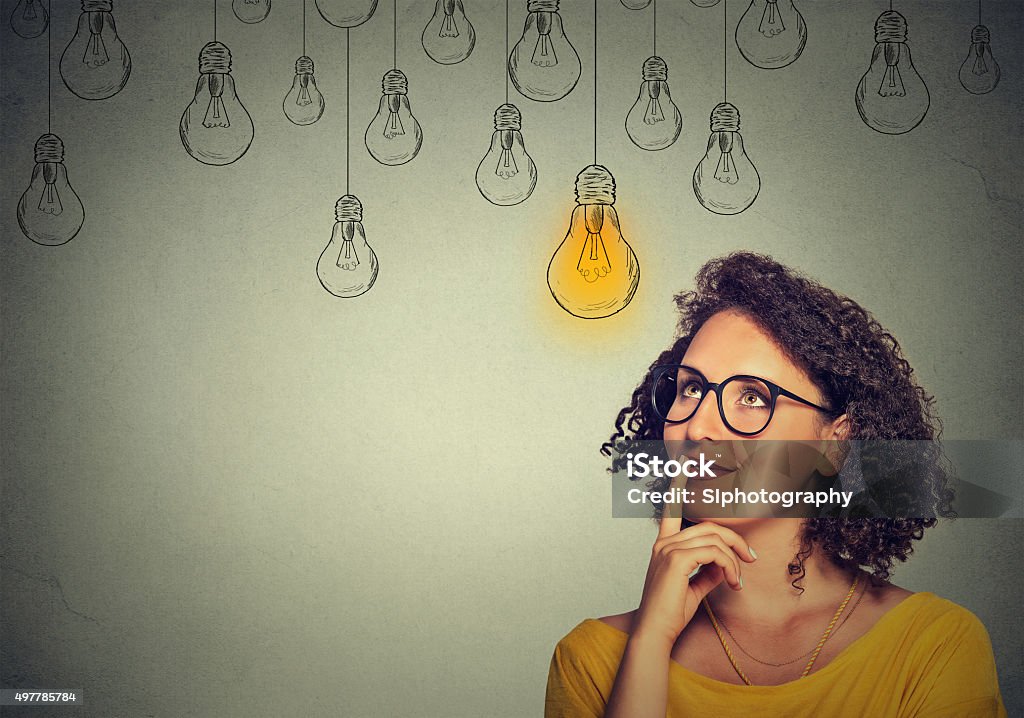 女性がメガネを調べ、軽いアイデア電球 - 思��索にふけるのロイヤリティフリーストックフォト