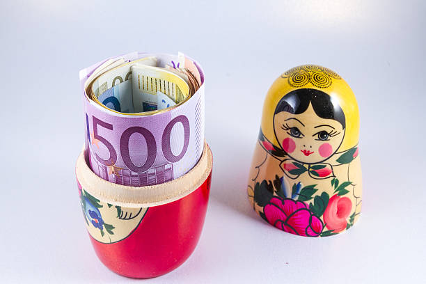 O dinheiro europeu na Rússia mãos de €50 Euro Matryoshka - fotografia de stock