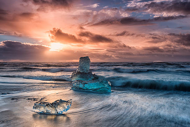 glaciali iceberg galleggiante sulla spiaggia all'alba, south islanda - sunrise mountain winter arctic foto e immagini stock