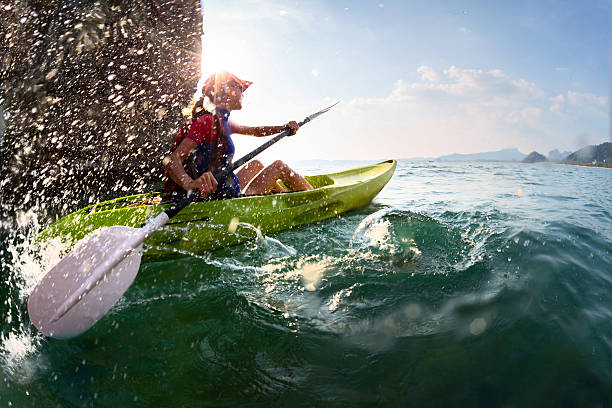 donna con il kayak - extreme sports kayaking kayak adventure foto e immagini stock