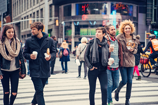 Grupo de gente cruzando la calle en la ciudad de Nueva York. photo