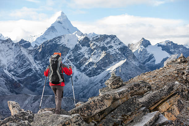 sapatos de caminhada caminha no comboio em himalaias - khumbu imagens e fotografias de stock